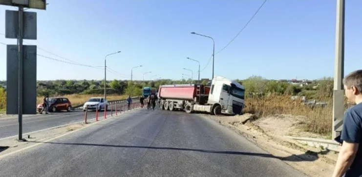 Серьёзная авария на 3-й Продольной в Волгограде: ДТП произошло недалеко от птицефабрики