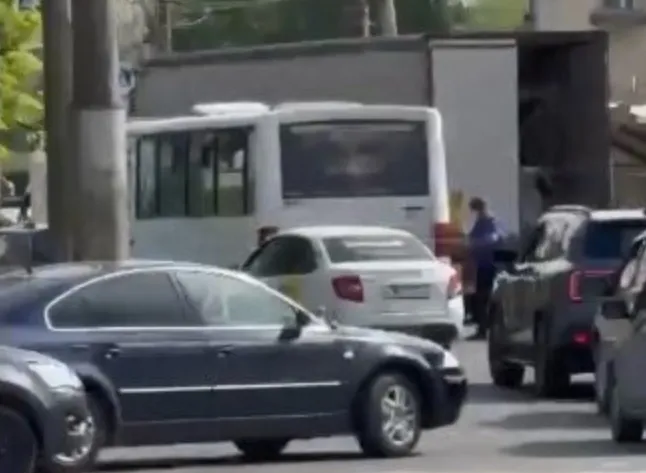 В ТЗР автобус протаранил "Газель" у рынка: пробка растянулась на километр