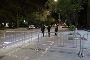 Движение пешеходов ограничено на участке проспекта в центре Волгограда