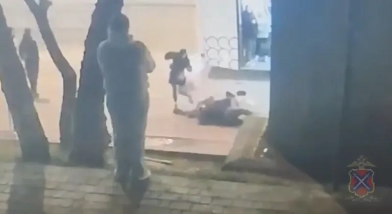 Двое волгоградцев получили арест за драку в общественном транспорте