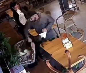 В Волгограде мужчина с ножом избил пожилого посетителя шашлычной Персонажи на Рокоссовского, после замечания