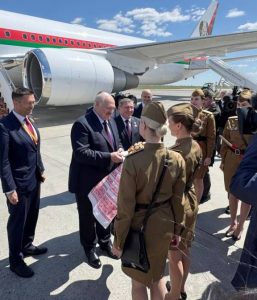 Лукашенко оценил каравай на встрече в Волгограде