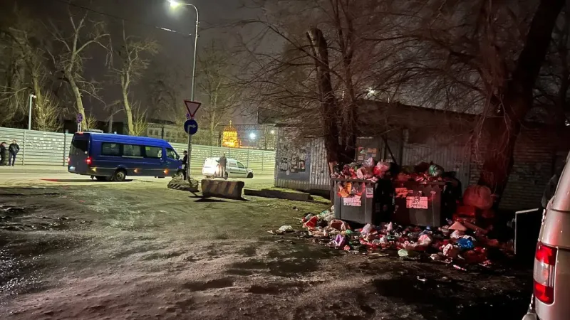 Мусорный коллапс у Центрального автовокзала Волгограда: урны переполнены, отходы на парковке