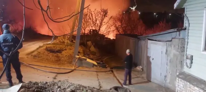 Ад на земле, на Втором километре вспыхнул сильный пожар — в овраге горит пластик