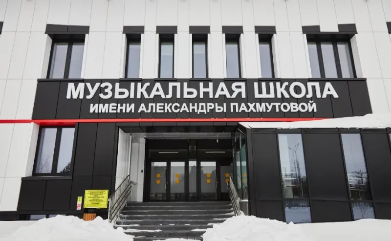Очередь под дождем и отказ в приёме: волгоградцы не смогли записать детей в новую школу №7 им. Александры Пахмутовой