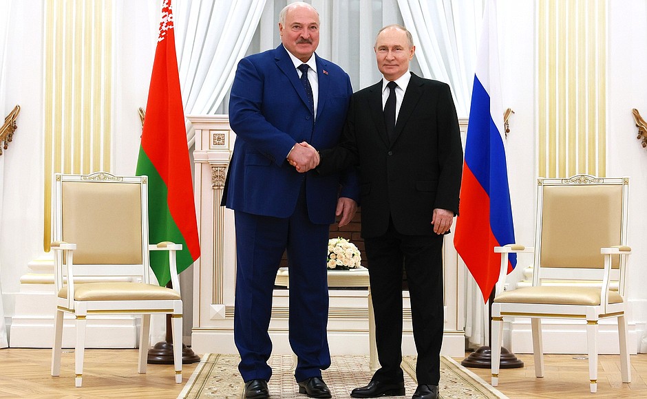 Путин и Лукашенко почтили память героев на Мамаевом кургане