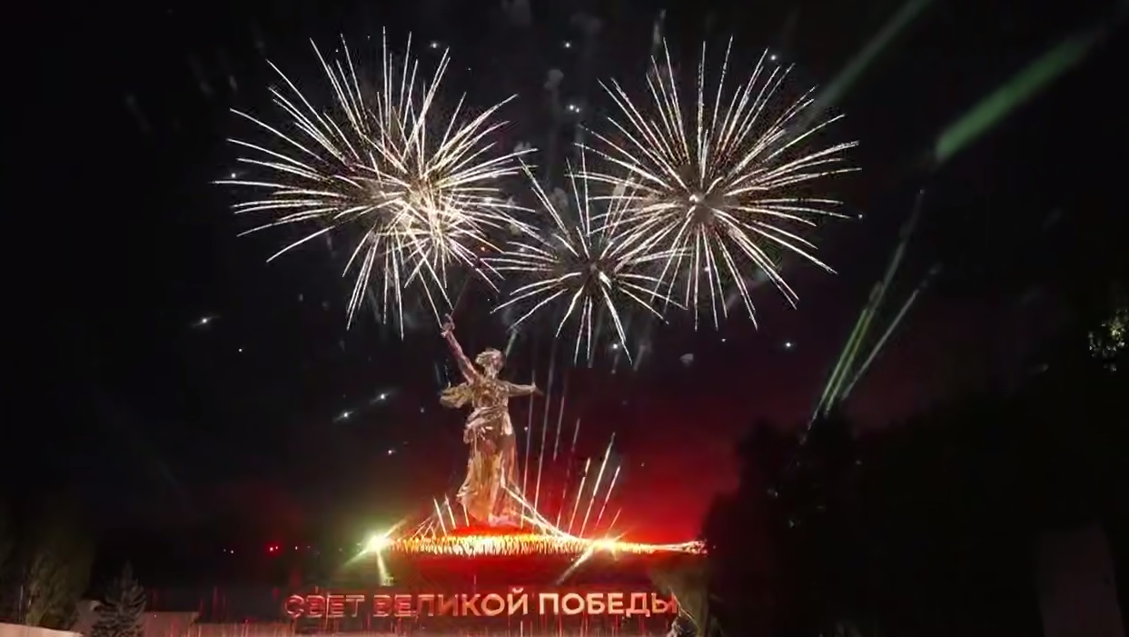 Видео: Салют отгремел над Мамаевым курганом в рамках акции «Свет Великой Победы»