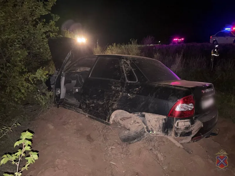 Серьёзное ДТП в Калачёвском районе: "Лада Приора" перевернулась на трассе
