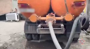 Волгоградский водитель КАМАЗа попался на сливе отходов в канализационный колодец