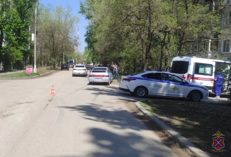 В Дзержинском районе водитель ВАЗа сбил 9-летнюю девочку на пешеходном переходе по улице Савкина