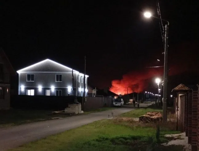 В Среднеахтубинском районе вспыхнул мощный пожар — огонь виден издалека