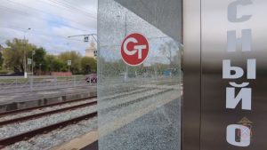 В Волгограде установили личности подростков, разбивших стекла остановок скоростного трамвая