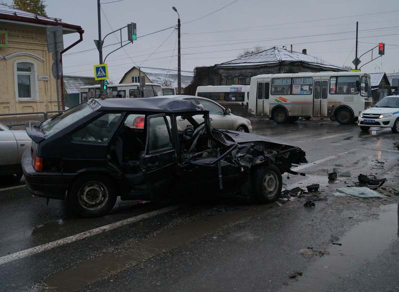 Во Волжском водитель потерял сознание за рулём и врезался в жилой дом: мужчина погиб