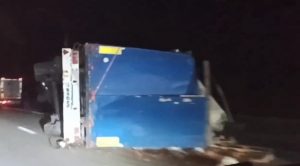 Грузовик перевернулся на трассе после Самофаловки в сторону Волгограда