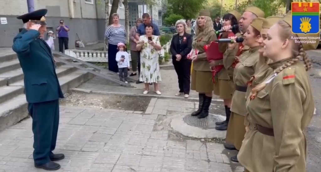 Во дворах ветеранов в Волгограде прошли праздничные концерты ко Дню Победы