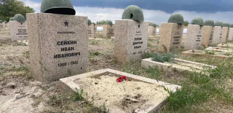 Мемориал в Россошках оказался не готов к приему туристов — кругом мусор и недоделки