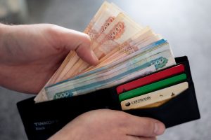 Центробанк вводит лимит 100 тысяч рублей в месяц на переводы с подозрительных карт