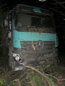 На 564-м километре трассы Р-228 в Дубовском районе съехал с дороги грузовик Mercedes