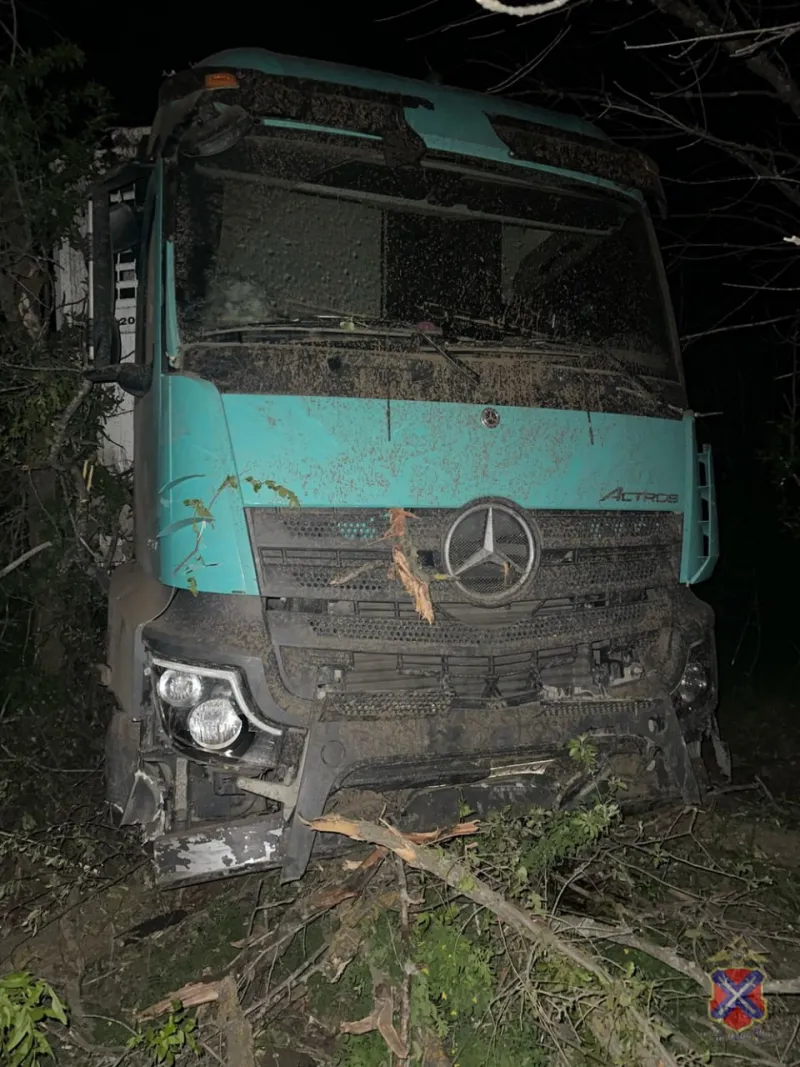 На 564-м километре трассы Р-228 в Дубовском районе съехал с дороги грузовик Mercedes