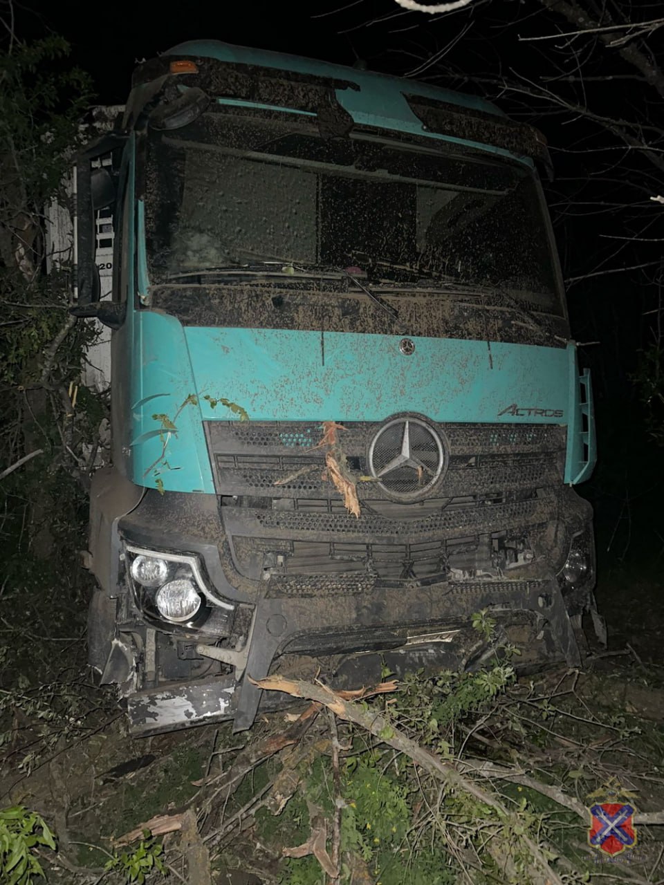 На 564-м километре трассы Р-228 в Дубовском районе съехал с дороги грузовик Mercedes