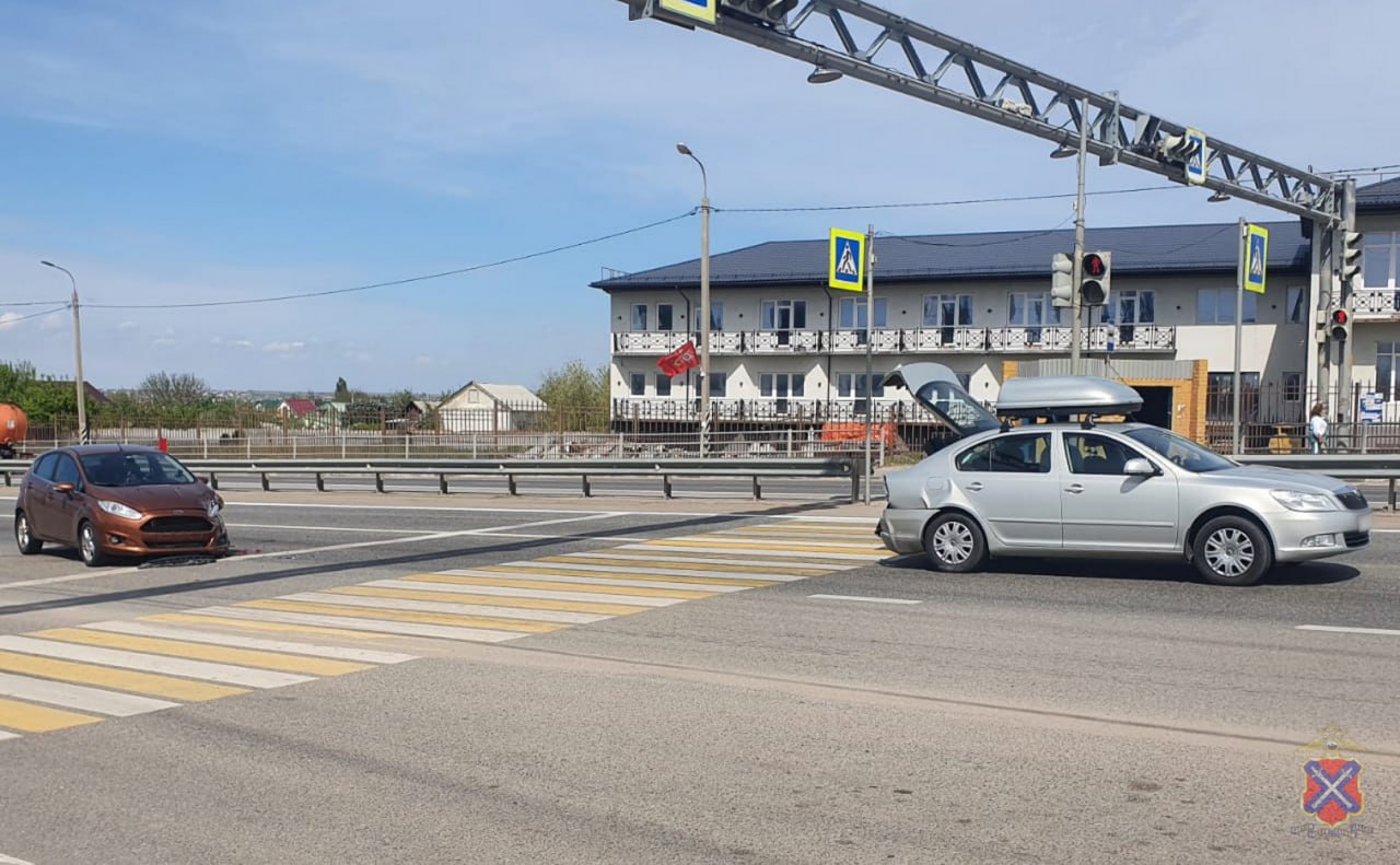 На 960-м километре трассы Р-22 «Каспий» в Городищенском районе столкнулись Ford и Skoda