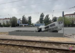 На проспекте Жукова в Дзержинском районе водитель УАЗа врезался в ограждение и погиб
