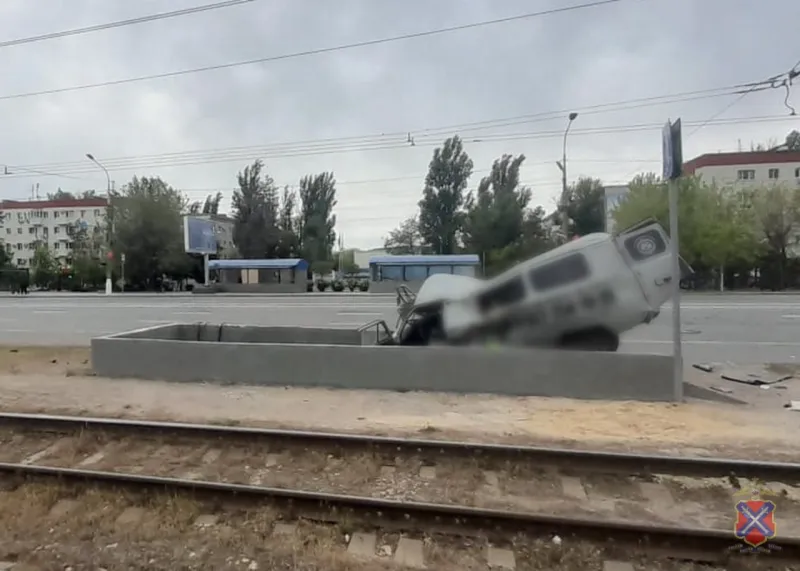 На проспекте Жукова в Дзержинском районе водитель УАЗа врезался в ограждение и погиб