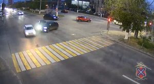 На проспекте Жукова в Волгограде столкнулись Honda и BMW: пострадала женщина