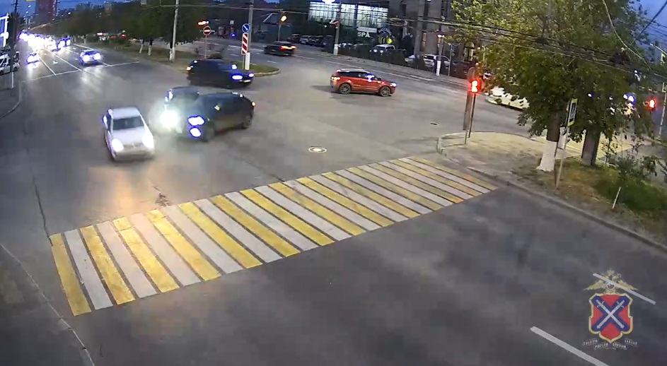 На проспекте Жукова в Волгограде столкнулись Honda и BMW: пострадала женщина