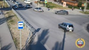 На улице Землячки водитель сбил двух девушек, перебегавших дорогу на красный