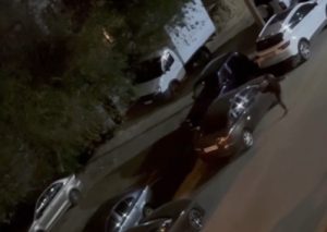 В Дзержинском районе девушка попала на видео, пинав машины во дворе