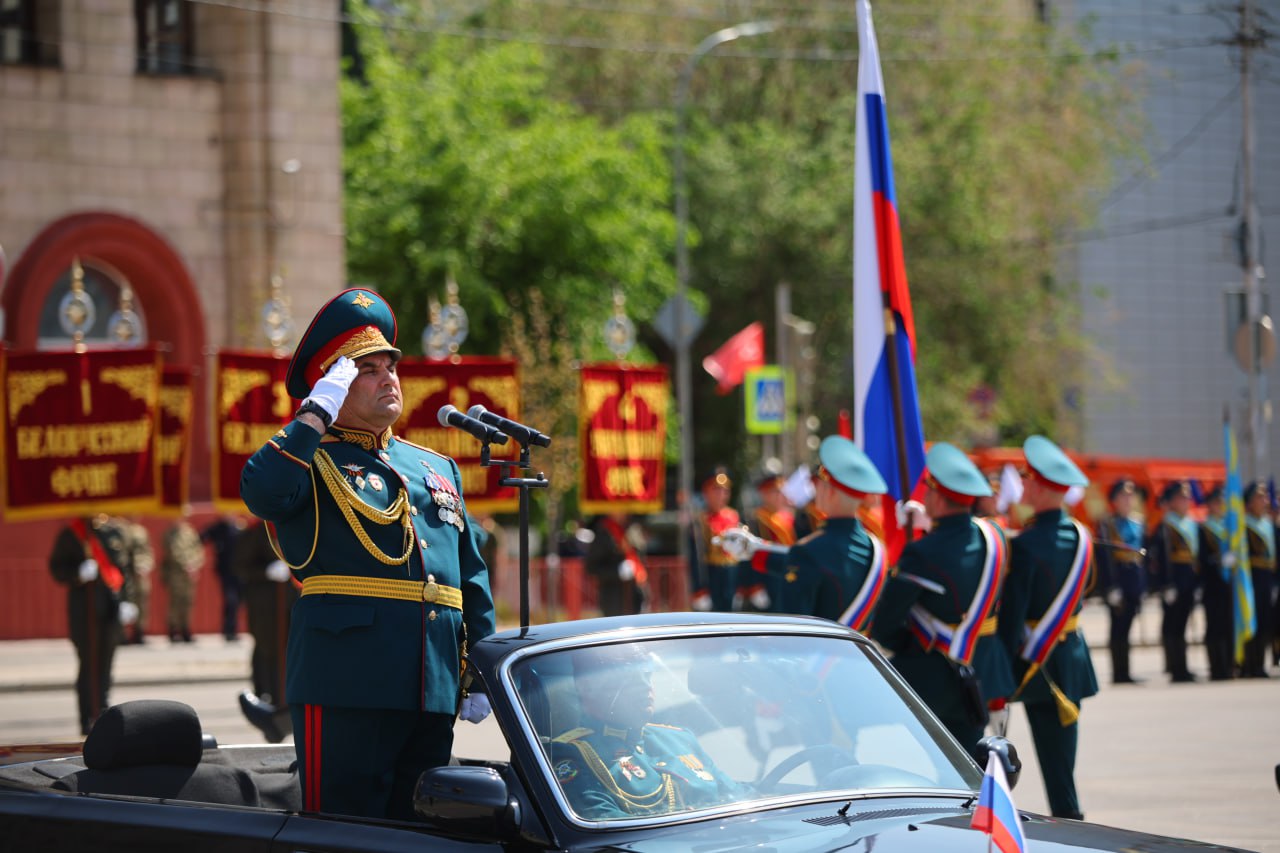 В Волгограде завершился Парад Победы: горожане направляются на набережную, где продолжаются праздничные мероприятия