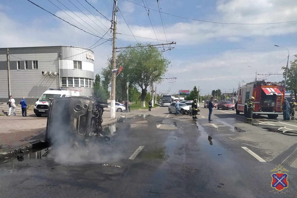 В центре Волгограда после ДТП перевернулся и загорелся «УАЗ»: есть пострадавшие