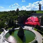 В Волгограде развернули крупнейшее в мире Знамя Победы на Мамаевом кургане