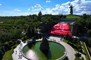 В Волгограде развернули крупнейшее в мире Знамя Победы на Мамаевом кургане