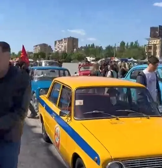 По улицам Волгограда проехала колонна ретроавтомобилей в честь Дня Победы