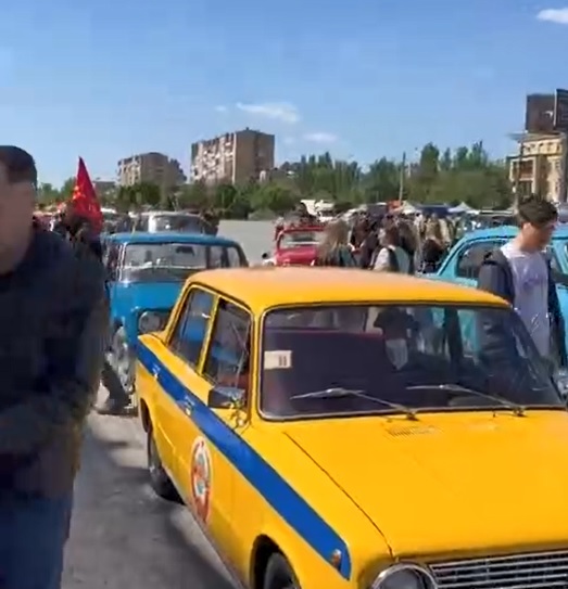 По улицам Волгограда проехала колонна ретроавтомобилей в честь Дня Победы