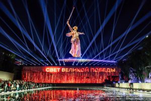 Свет Великой Победы озарил Мамаев курган: огни памяти, «Родина-мать» и города-герои – фото