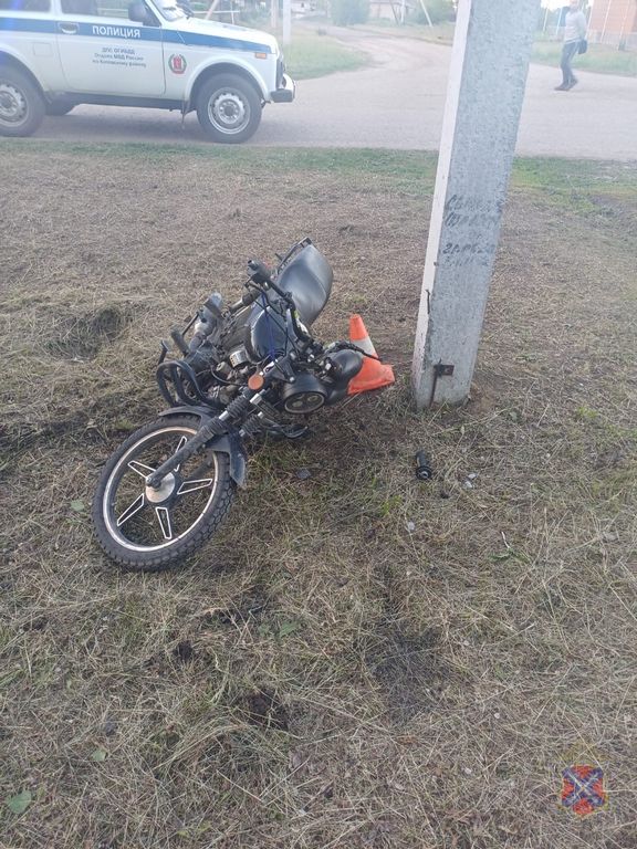 В Котовском районе 13-летний мопедист врезался в опору ЛЭП — проводится проверка
