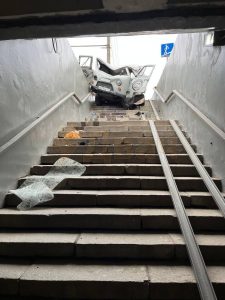 В Волгограде катафалк врезался в подземный переход — водитель погиб