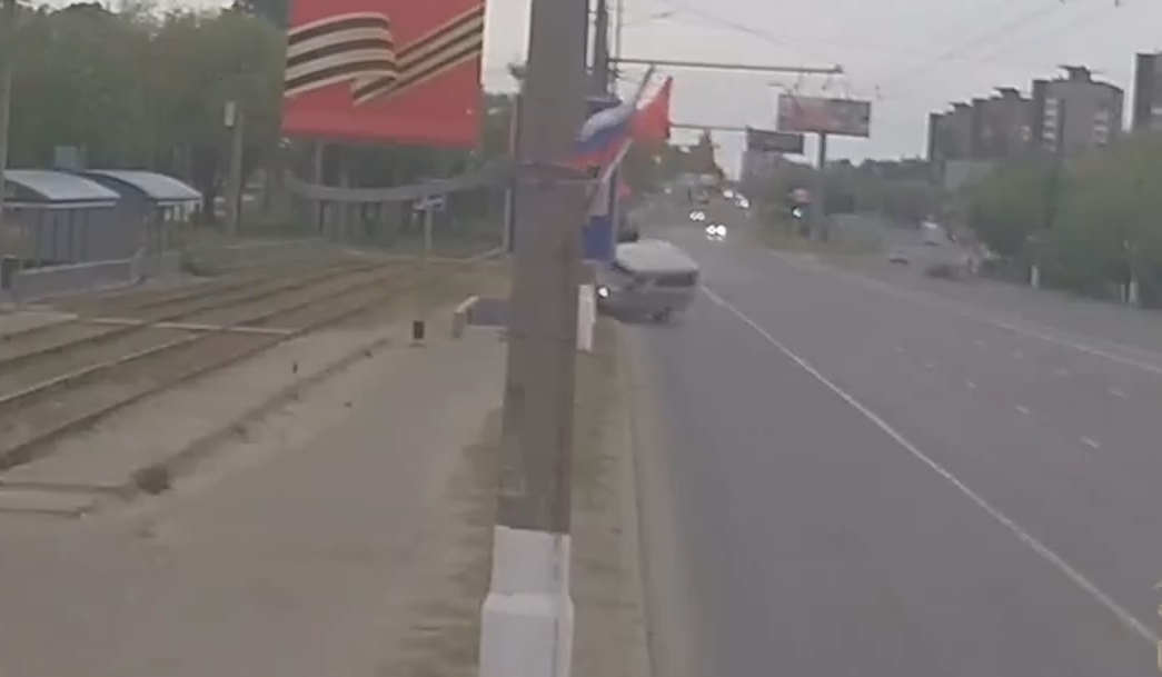 В Волгограде на проспекте Жукова «УАЗ» на скорости врезался в ограждение и перевернулся