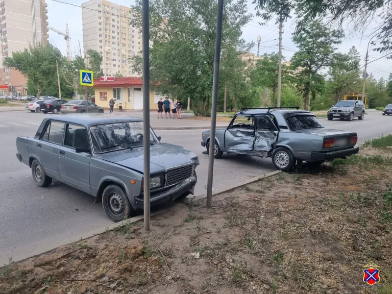 Во Волжском столкнулись два ВАЗа: один человек доставлен в больницу