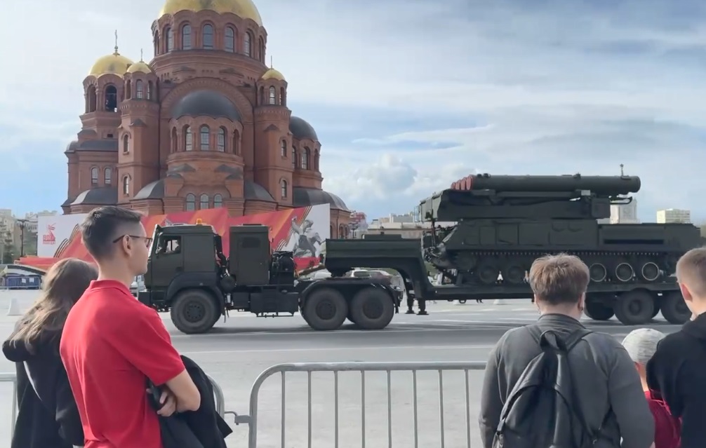 Военная техника прибыла на площадь Павших борцов для репетиции парада Победы