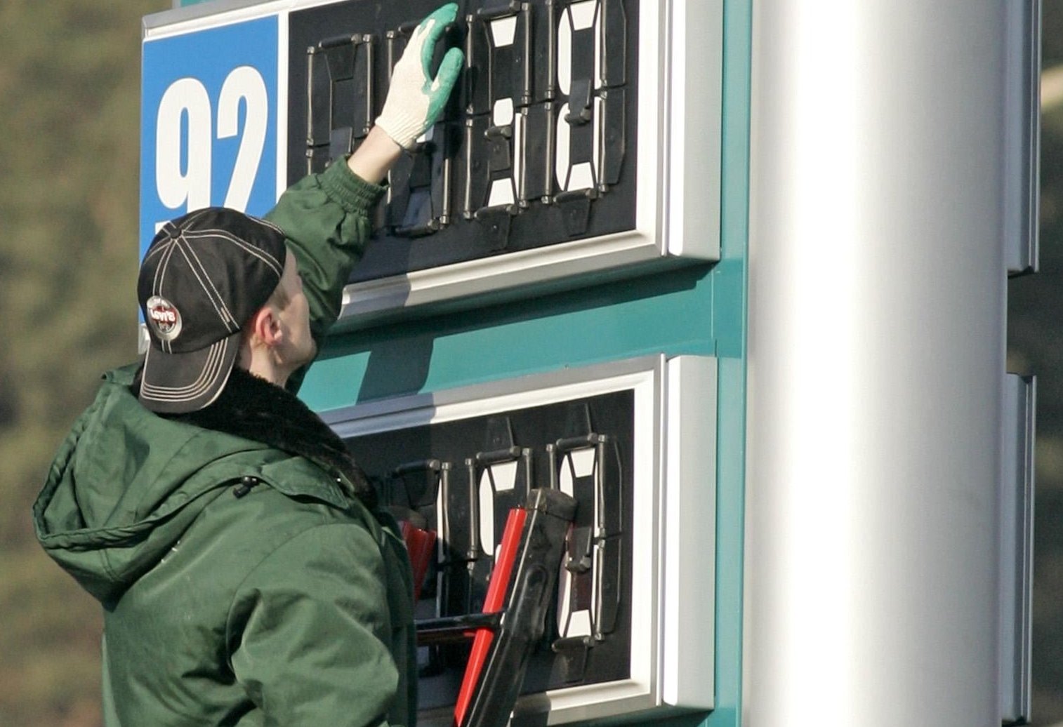 В Волгограде отменили заморозку цен на бензин, что привело к подорожанию двух марок топлива за прошедшую неделю