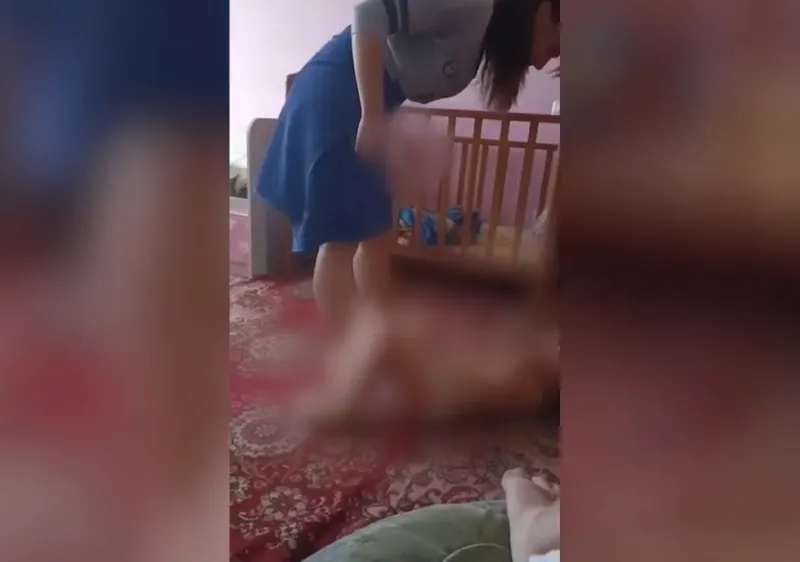 Детей изъяли у матери в Волгограде после видео с избиениями — решается вопрос об уголовном деле