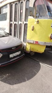 Авария с трамваем нарушила движение на юге Волгограда