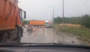 Фура перекрыла 3-ю Продольную у посёлка Водстрой