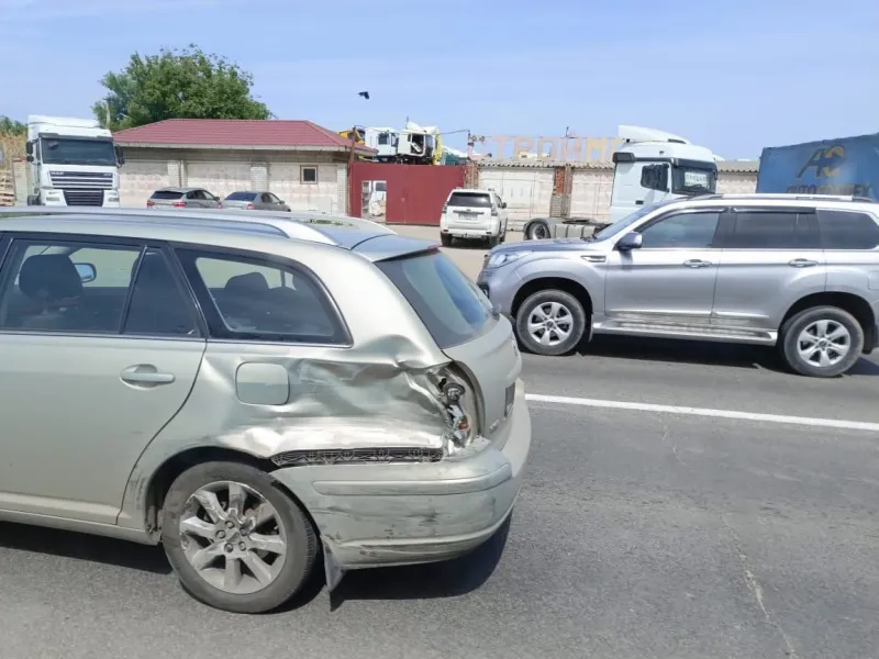 В Волгограде машину ритуальной службы занесло на встречку — ДТП произошло на Продольной