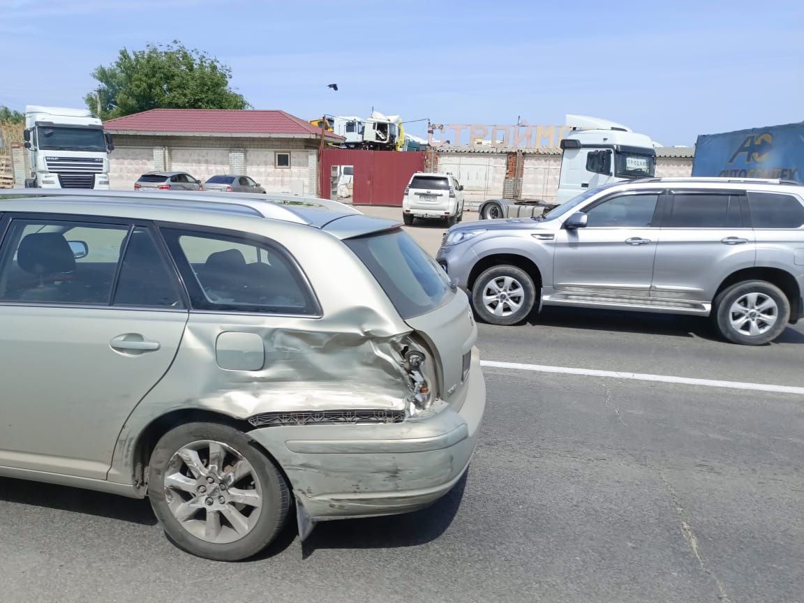 В Волгограде машину ритуальной службы занесло на встречку — ДТП произошло на Продольной