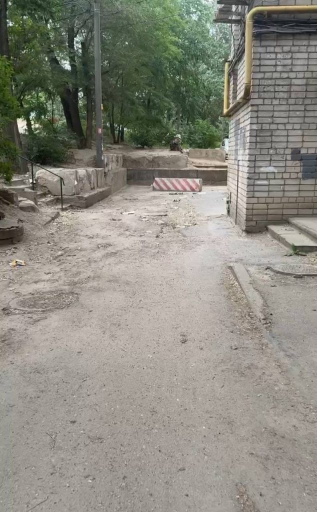 Двор на Невской, 2 превратился в зону опасности: жители бьют тревогу